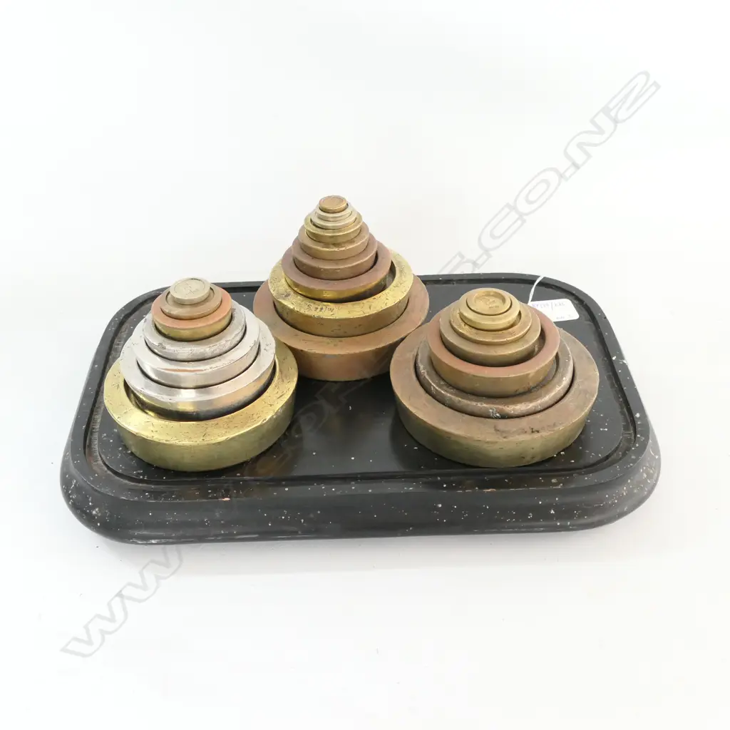 THREE SETS OF NESTING WEIGHTS (IMPERIAL, VARIOUS METAL) Image 1++
